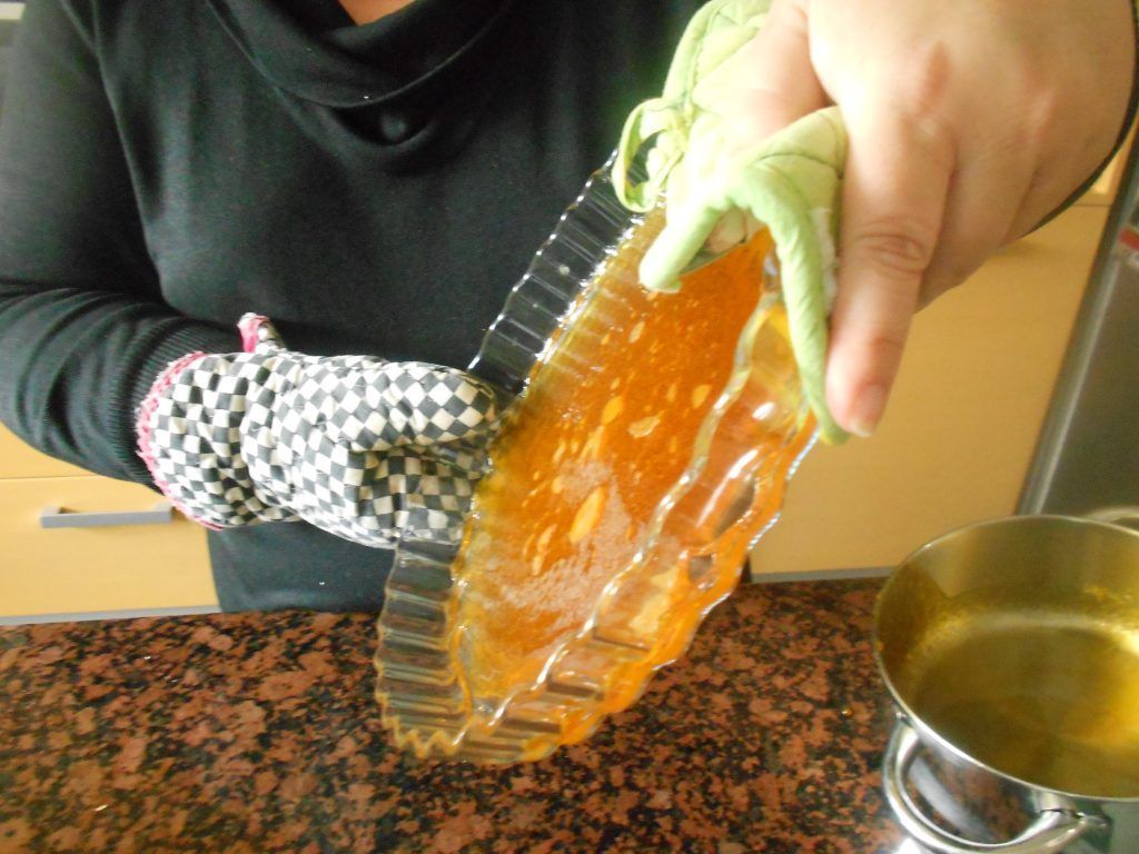 Caramelo para tarta tatín, cubriendo el molde
