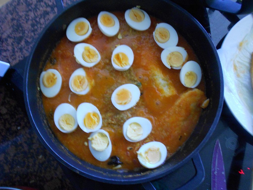 bacalao de cuaresma con pasas, piñones y huevo duro