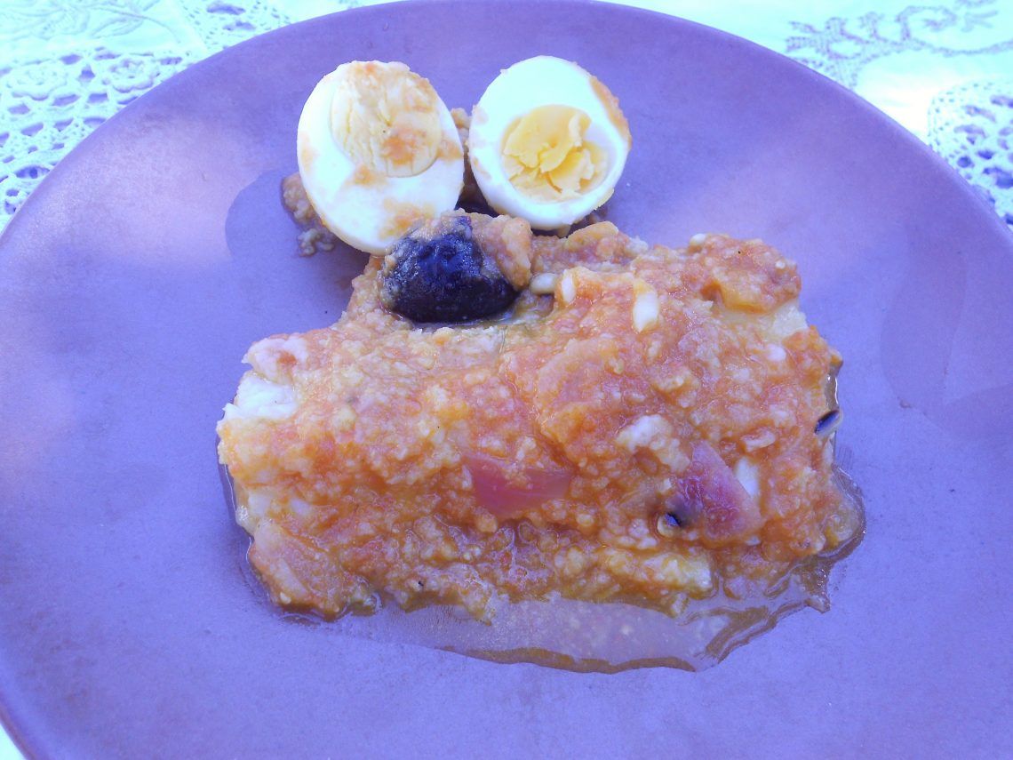 bacalao de cuaresma con pasas piñones y huevo