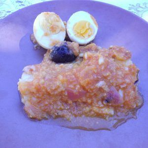 bacalao de cuaresma con pasas piñones y huevo