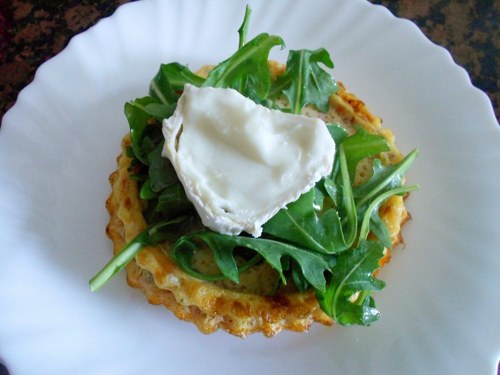 tartaleta de fritata, rúcula y queso