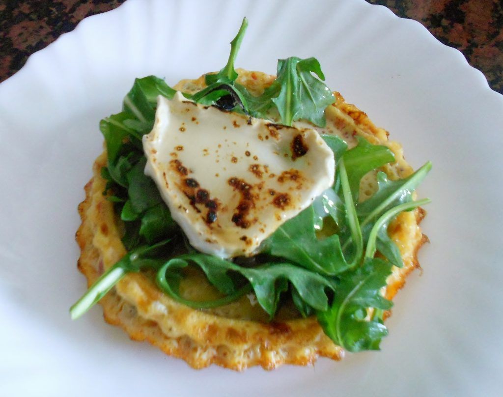 tartaleta de fritata, rúcula y queso de cabra