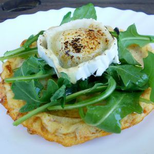 tartaleta de fritata con rúcula y queso de cabra